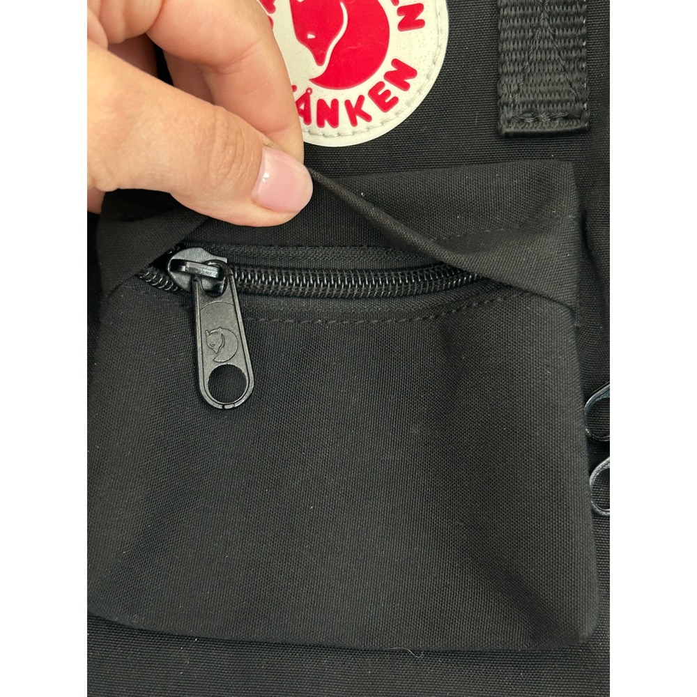 Fjallraven Kanken Black Mini sling Crossbody Shoulder Bag Convertible
Gorpcore - Picture 5 of 11